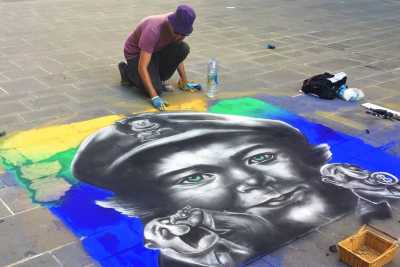 Martino, l'artista che colora il pavimento di via Sparano: �Disegno l'attualit�